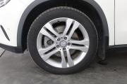 Белый Mercedes-Benz GLA 250 2.0 AMT (211 л.с.) 4WD 2014 фото 13
