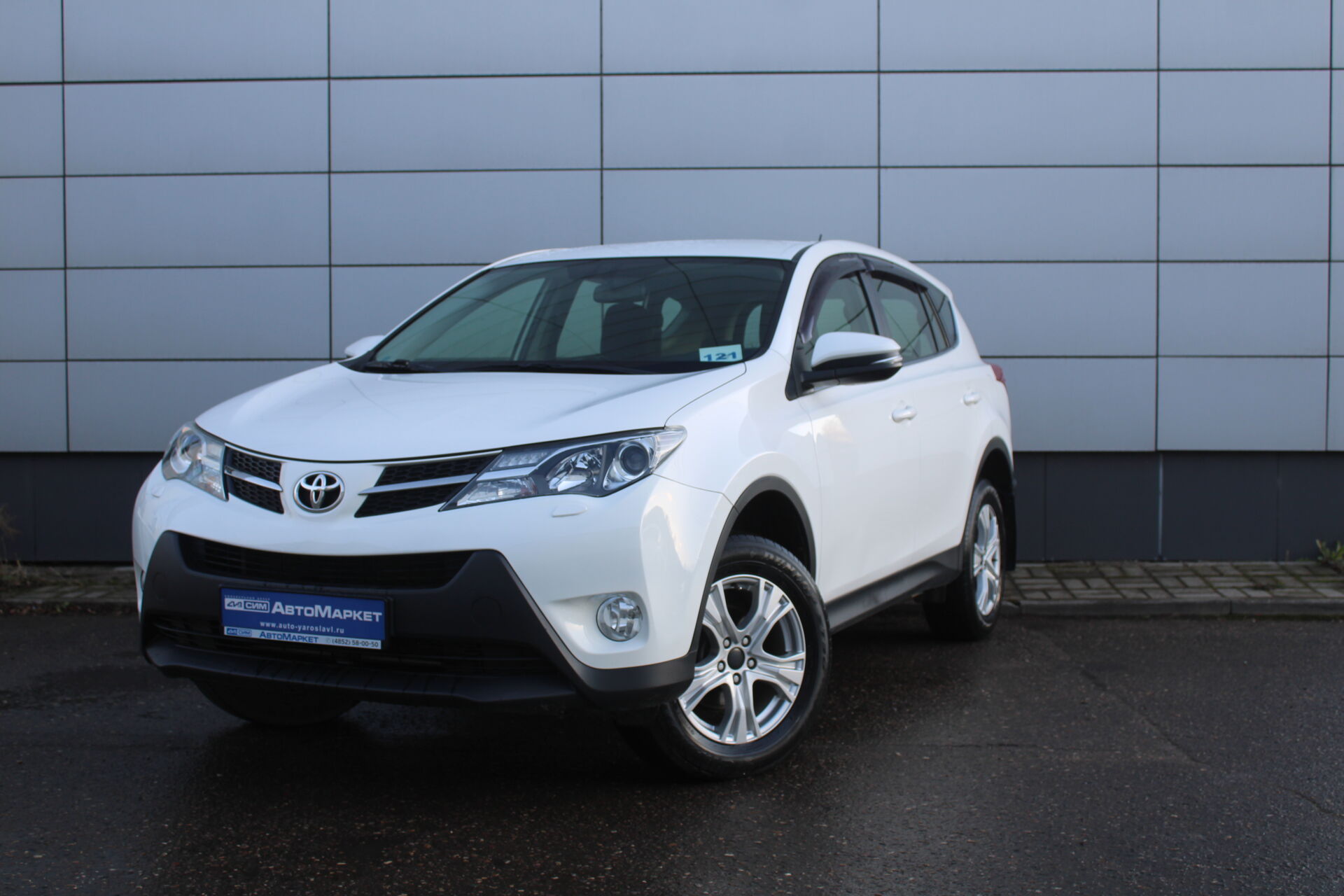 Белый Toyota RAV4 2.0 MT (146 л.с.) 2015