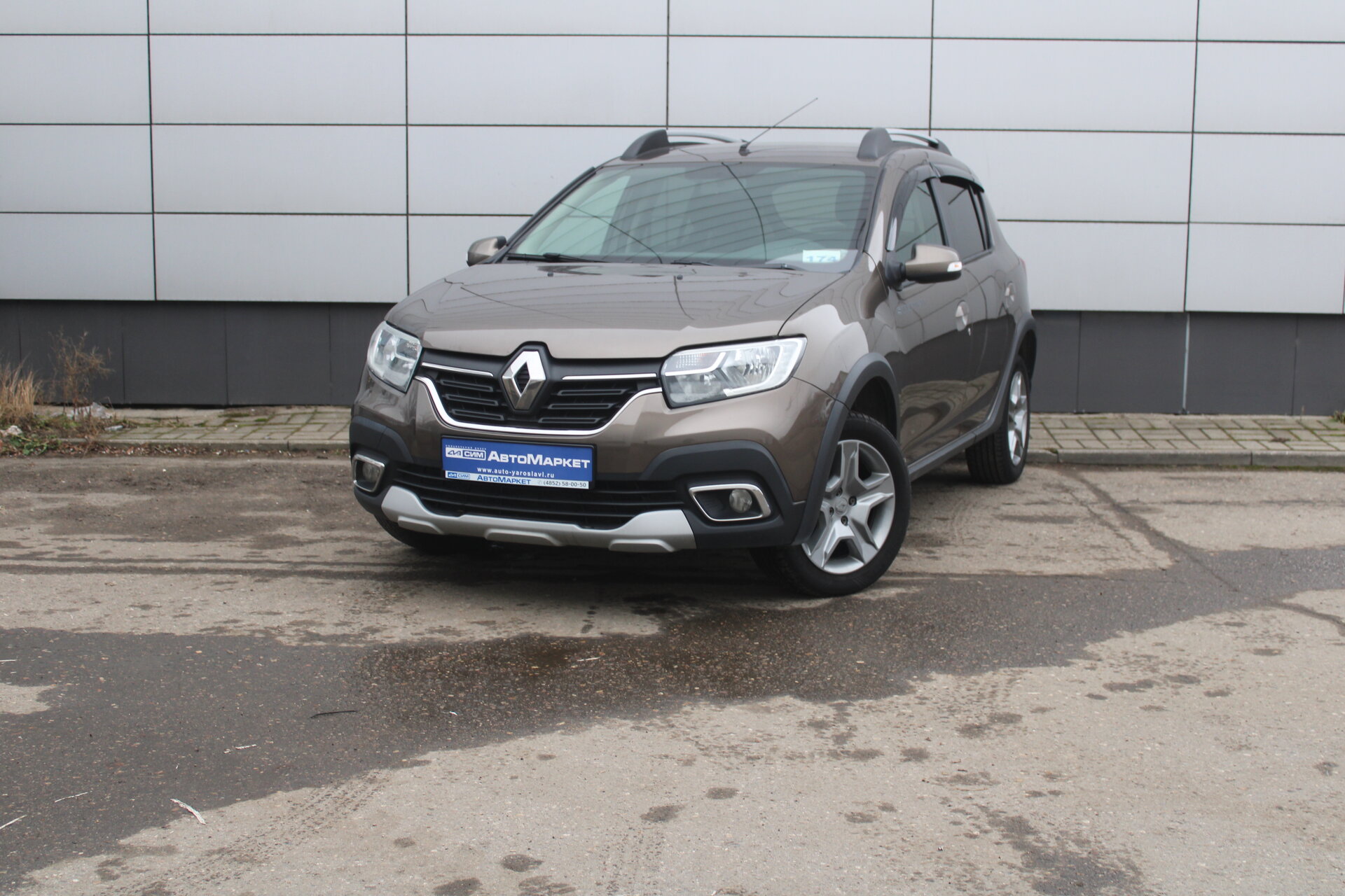 Бежевый Renault Sandero Stepway 1.6 MT (82 л.с.) 2021