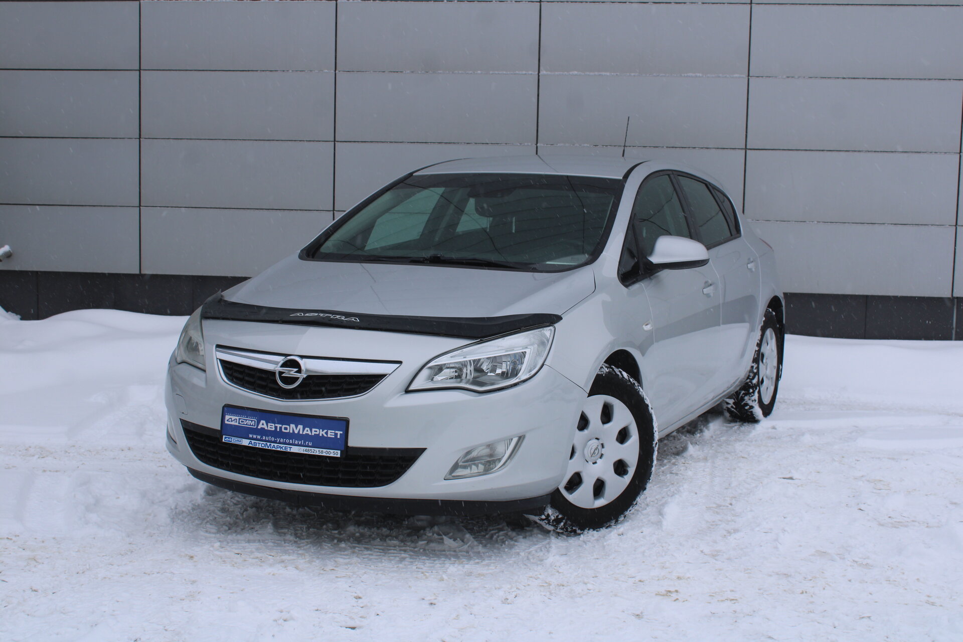 Серебряный Opel Astra 1.6 MT (115 л.с.) 2012