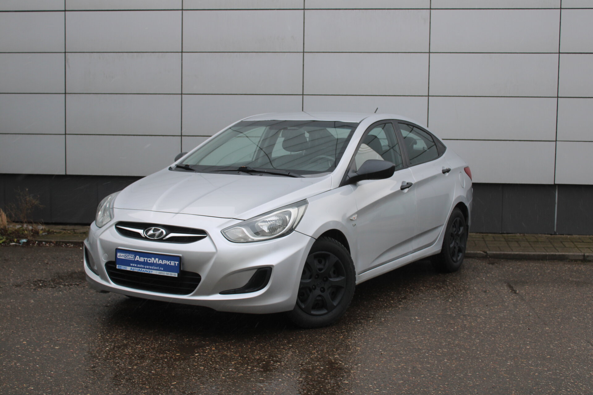 Серебряный Hyundai Solaris 1.6 MT (123 л.с.) 2012