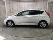 Серебряный Hyundai Solaris 1.6 MT (123 л.с.) 2011 фото 4