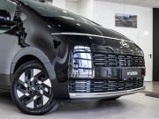 черный Hyundai Staria 1.6hyb AT (245 л.с.) 2026 фото 2