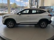белый Kia Seltos 2.0 CVT (149 л.с.) 2022 фото 3